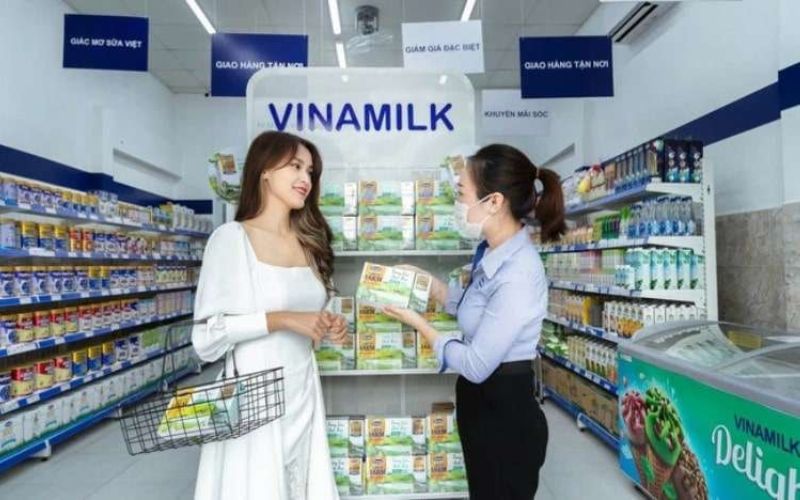 Nhân viên bán hàng Vinamilk chịu trách nhiệm bán sữa